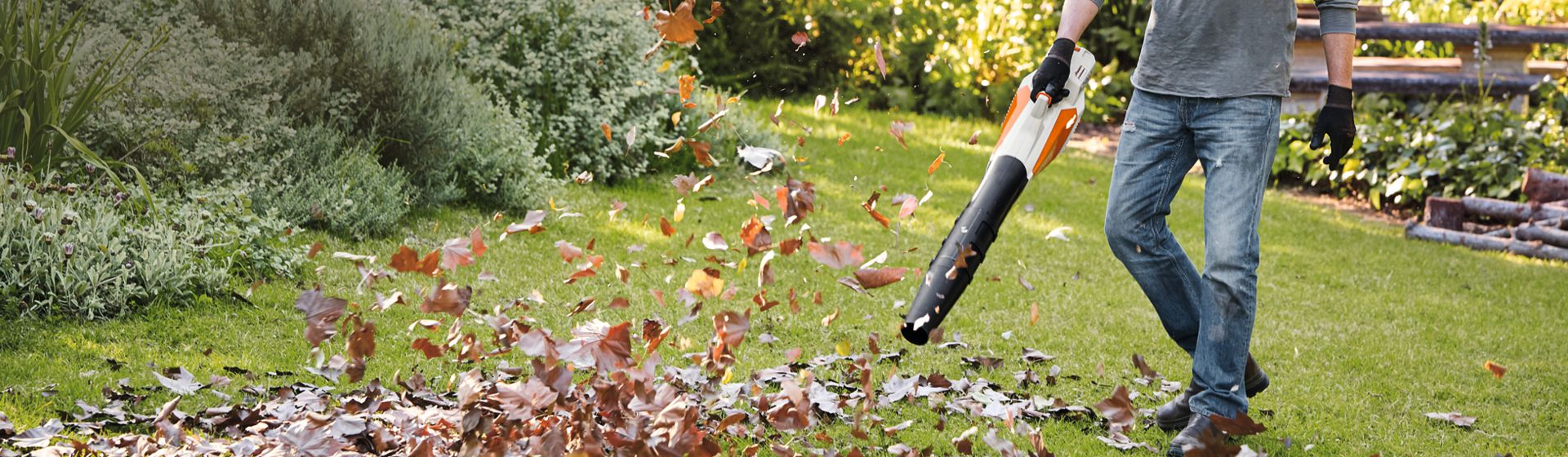 Stihl Laubsauger beseitigt Herbstlaub bild