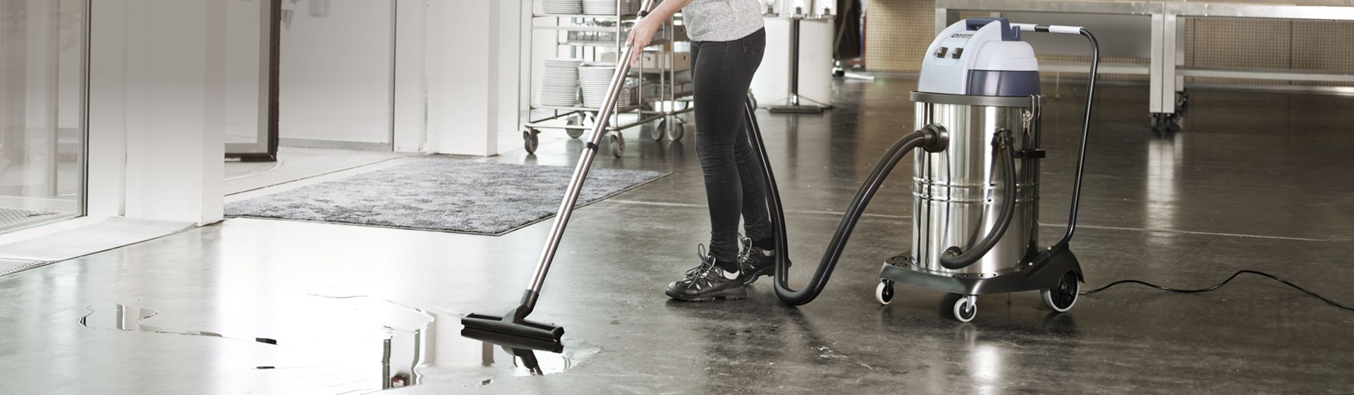 Nilfisk Nass- und Trockensauger in Aktion bild