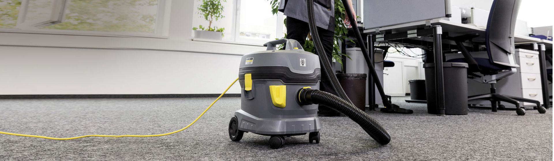 Kärcher Professional Industriesauger bei Büroreinigung bild