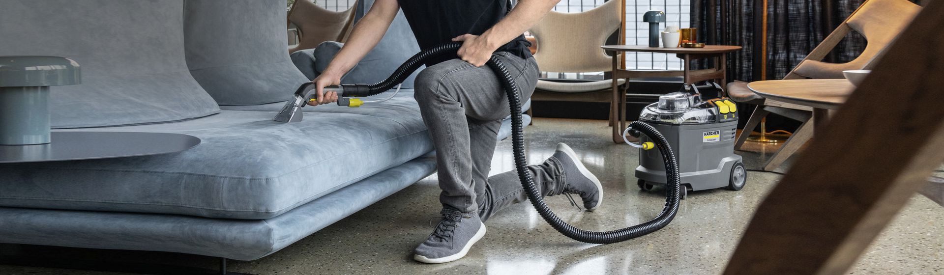 Kärcher Sprühextraktionsgerät bei der Polsterreinigung bild
