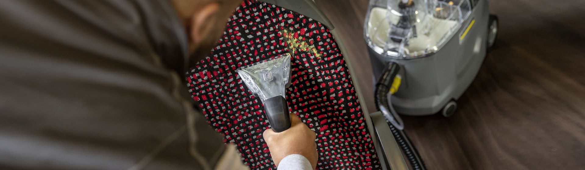 Kärcher Sprühextraktionsgerät Düse bei der Polsterreinigung bild