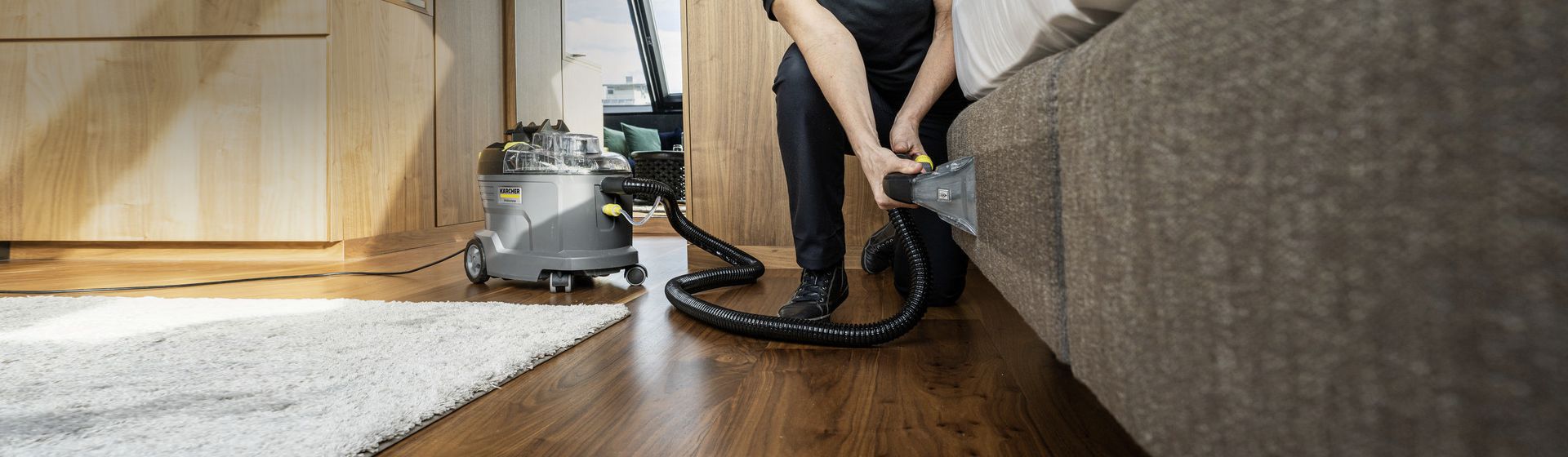 Kärcher Sprühextraktionsgerät bei der Sofareinigung bild