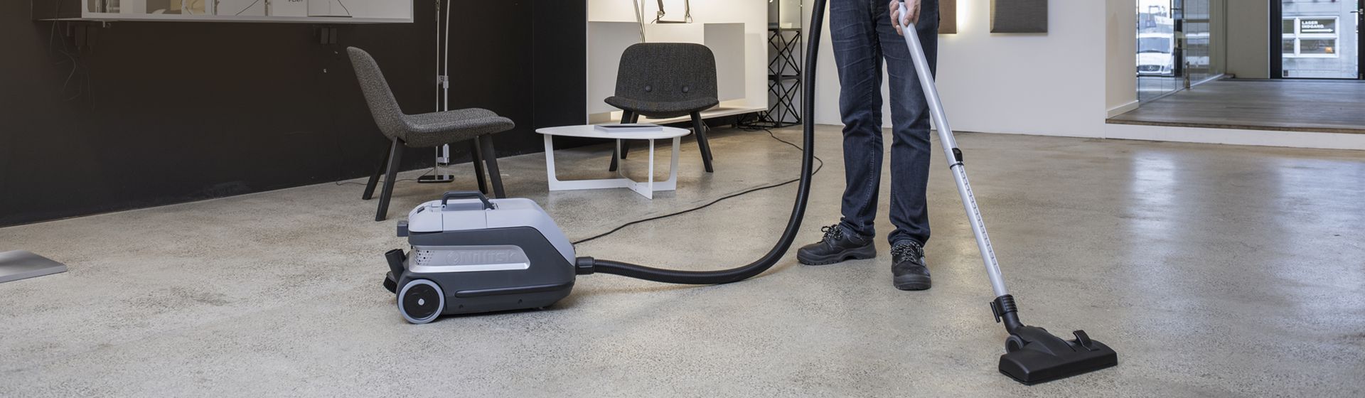 Nilfisk Trockensauger bei der Reinigung bild