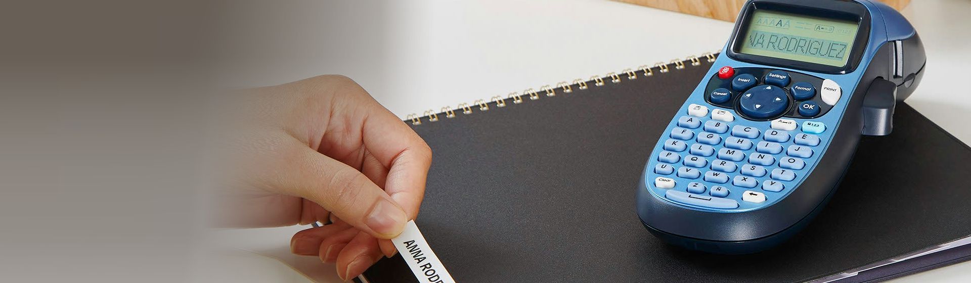 Dymo Beschriftungsgerät im Einsatz bild