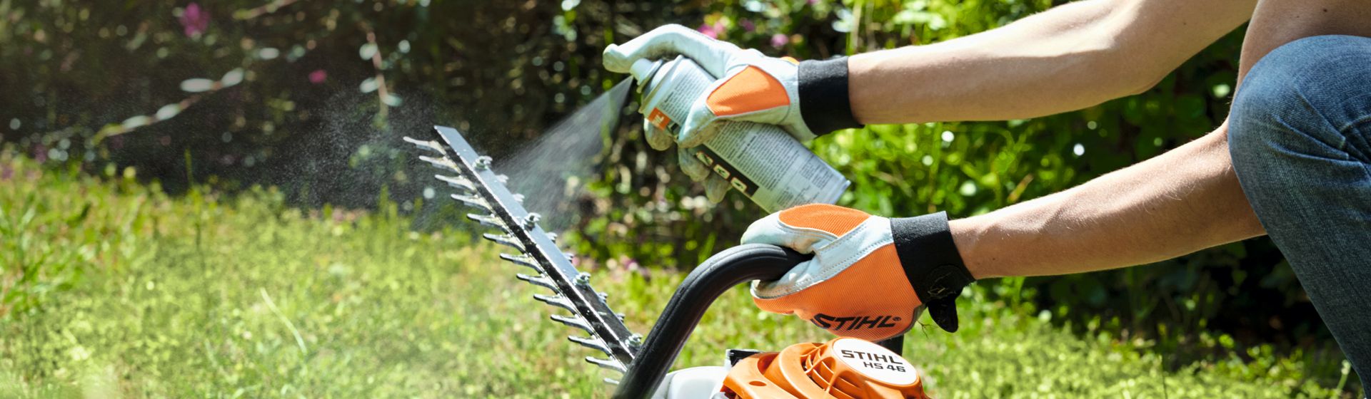 Stihl Sägekette wird mit einem Spray behandelt. bild