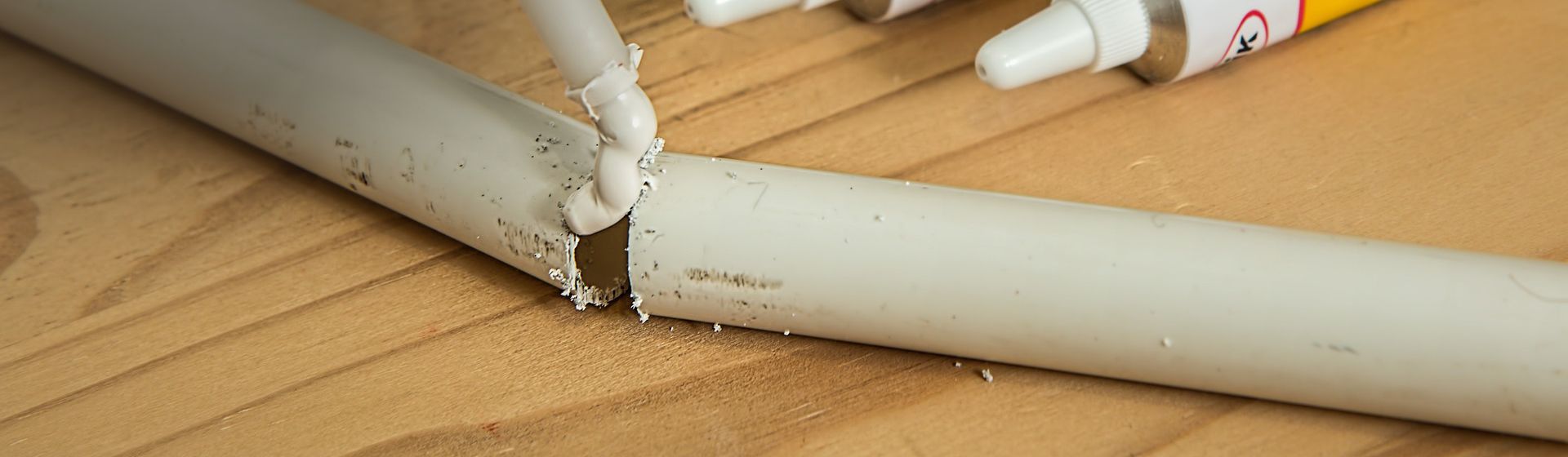 Dichtmasse verschließt ein Loch in einer Leitung bild