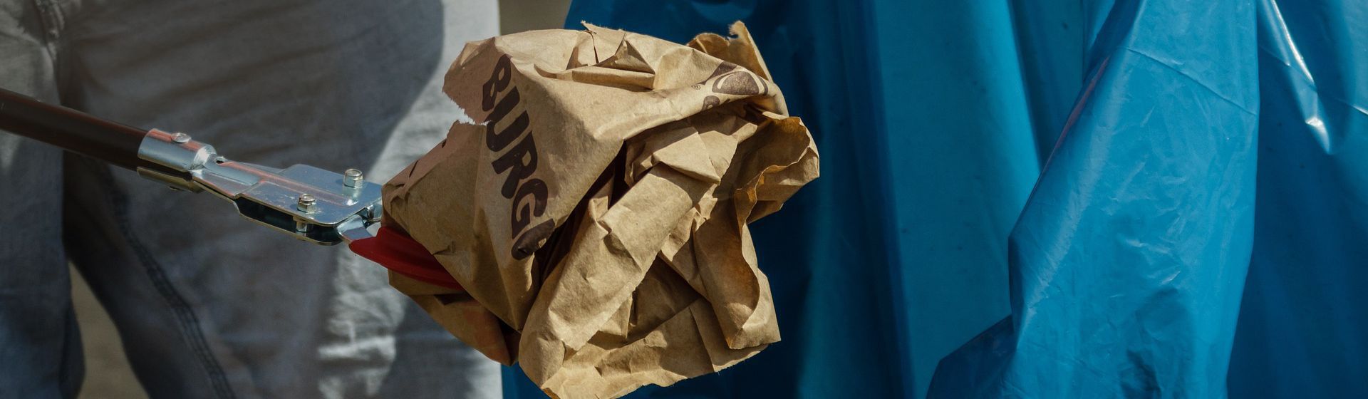 Blauer Müllsack im Einsatz bild