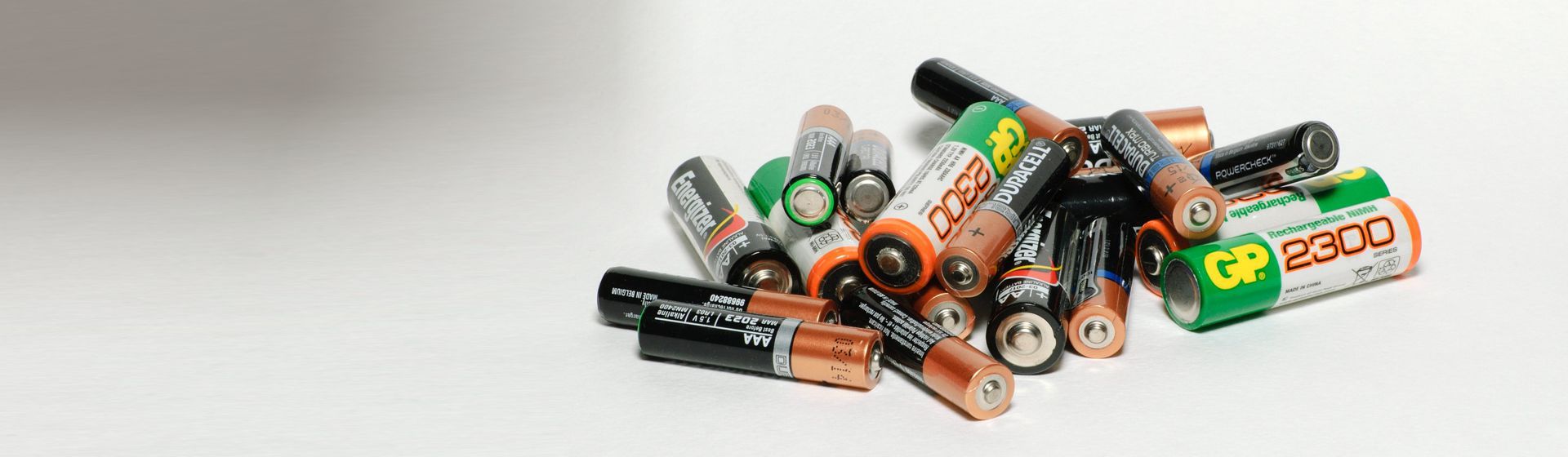 Trockenbatterien diverser Hersteller auf einem Haufen liegend bild
