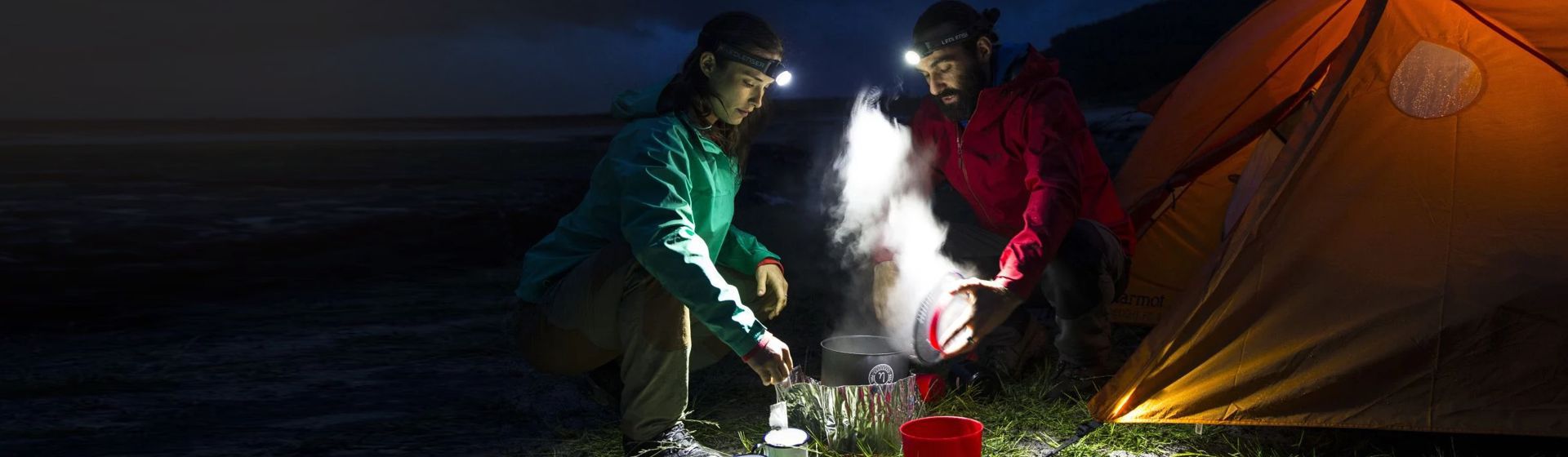 Camper mit Ledlenser Stirnleuchten bei Nacht vor einem Zelt bild
