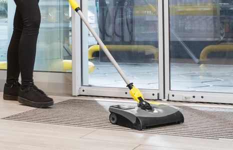 Produktbild reinigungsgeraete bodenreinigungsmaschinen akkubesen teaser