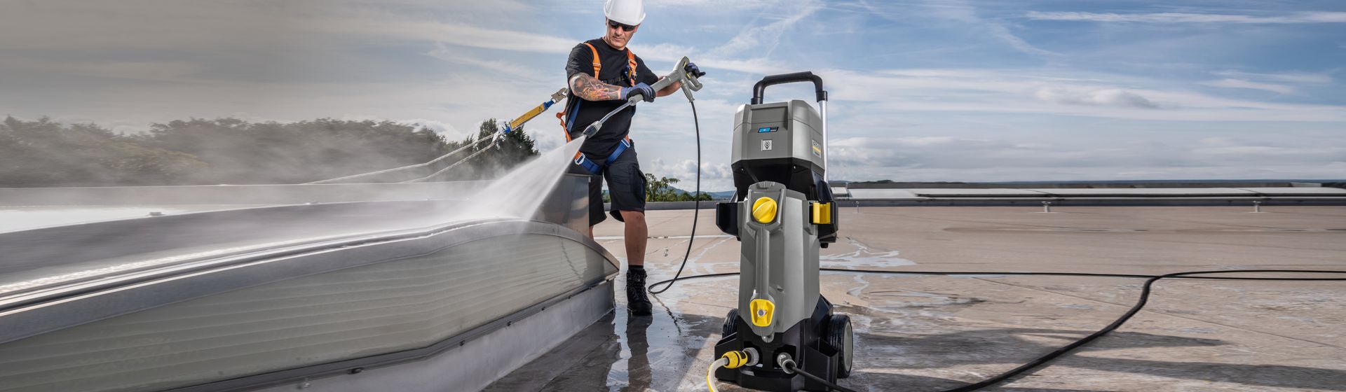 Mobiler Kärcher Professional Hochdruckreiniger in Aktion bild