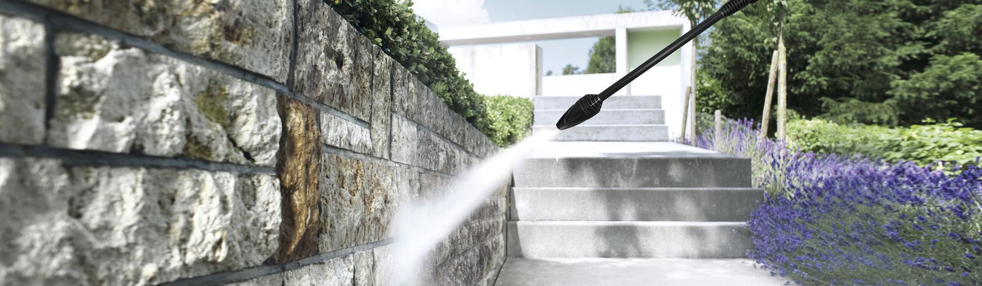 Reinigung einer Mauer mit einer Kärcher Düse bild