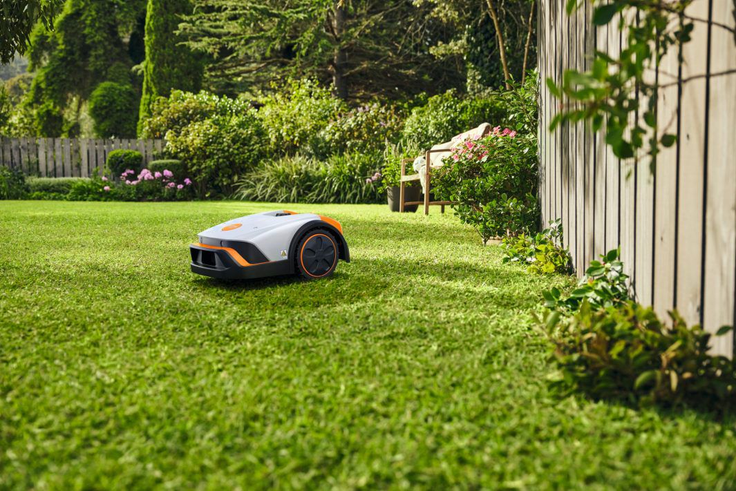 Stihl iMow 4 Mähroboter beim Mähen einer Rasenfläche seitliche fotografiert bild 7