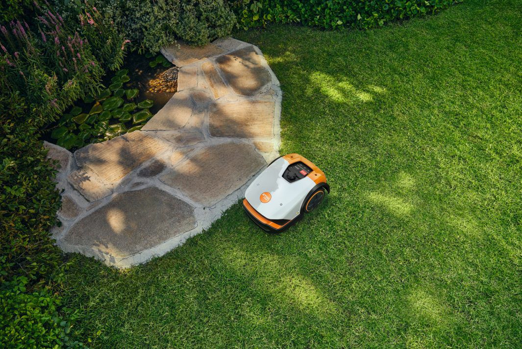 Stihl iMow 4 Mähroboter  von oben fotografiert beim Mähen einer Rasenfläche bild 8