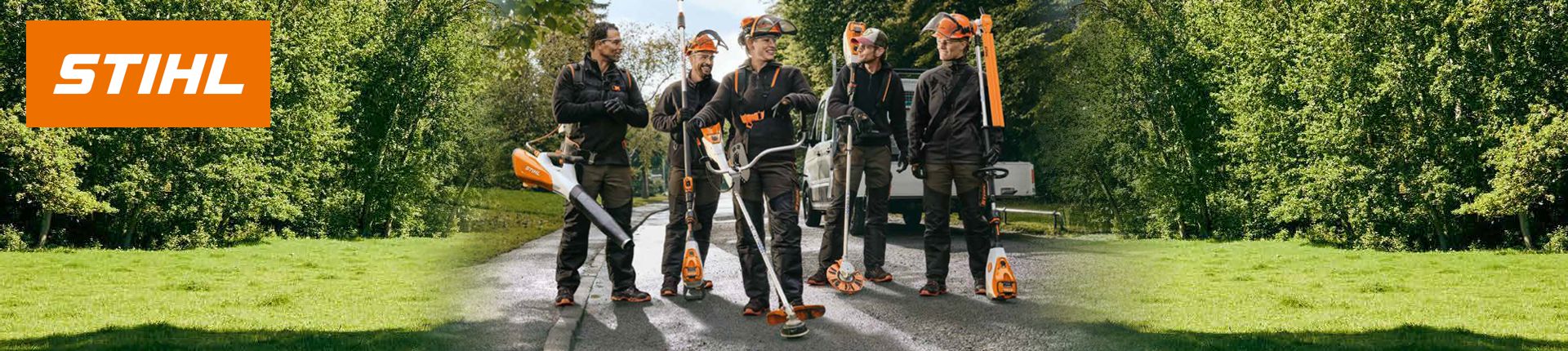 Bild Vier Männer und eine Frau in Arbeitskleidung mit Stihl Akku Geräten.