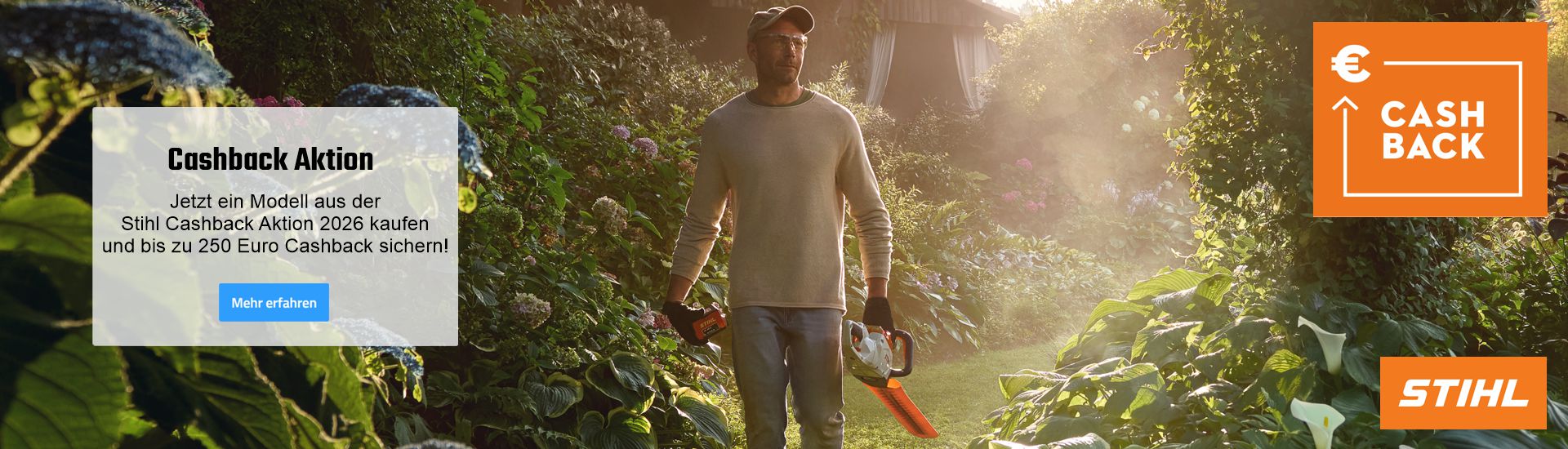 Ein Mann mit einer Stihl Kettensäge in der Hand läuft durch einen sonnenbeschienene Garten